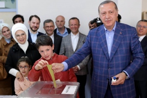 Pro Pemerintah Unggul Tipis, Oposisi Menggugat Kecurangan