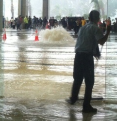Terminal 3 Soetta Digenangi Air Hujan