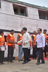 Menhub Serahkan Bantuan Dua Kapal Penyeberangan dan Life Jacket