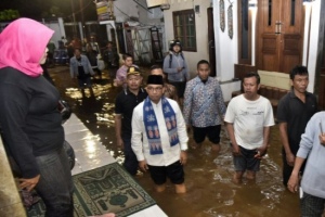 Melayat Korban Banjir,  GubernurAnies Janji Keruk Kali Kerukut
