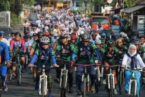 Imam Nahrawi Dan Iti Jayabaya Gowes 10 Km Pada Etape VI GTPN
