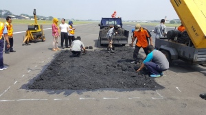 Keberangkatan Haji Melalui Halim Tertunda Akibat Pengelupasan Landasan Pacu
