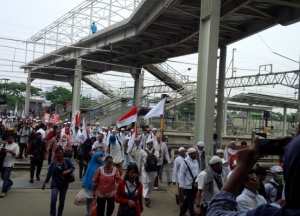 Massa Unjuk Rasa Manfaatkan KRL Menuju Masjid Istiqlal