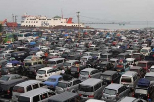 Penyeberangan Merak Dipadati Pemudik, Antrian Menguler