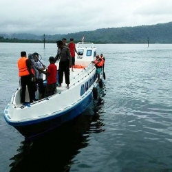 Dua Kapal Patroli  Milik KPLP Evakuasi Penumang KM Karamando