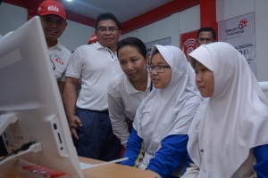 Telkom Serahkan Bantuan Untuk Warga Baduy 