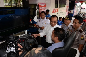 Menhub Tinjau SIM Keliling