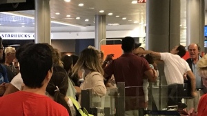 Petugas Pukul Penumpang Tengah Bawa Bayi