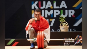 Angkat Besi Raih Emas Pertama Lewat Deni