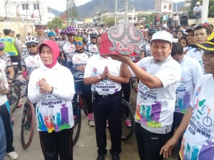 Peserta Etape Pertama Gowes Pesona Nusantara 2017 Raih Medali