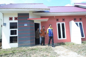 PRESIDEN JOKOWI TINJUA PROGRAM SEJUTA RUMAH