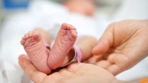 Bayi Pertama Di Dunia Tanpa Tanda Kelamin