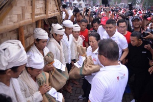 Telkom Serahkan Bantuan Untuk Warga Baduy 