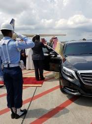 Melepas Keberangkatan Raja Salman