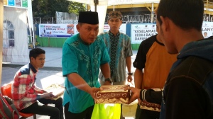 Pelindo 4 Bagikan Nasi Kotak Ke Penumpang
