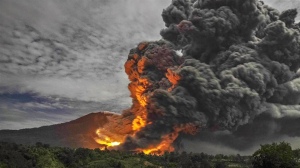 Gunung  Sinabung Terus Memuntahkan Lahar Panas
