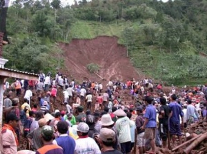 Karanganyar Rawan Longsor, Satu Rumah Terkubur Tebing
