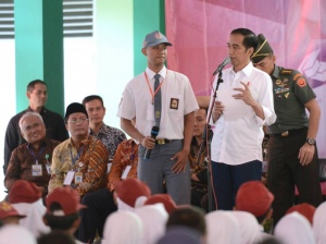 President Joko Widodo Memberikan  kartu indonesia pintar KIP dan Sertifikat Tanah 