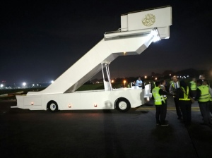 Tangga Pesawat Khusus Raja Arab Saudi Salman Bin Abdulaziz al-Saud Tiba Di Tanah Air
