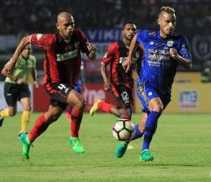 Penalti Essien Antar Persib Bungkam Persipura