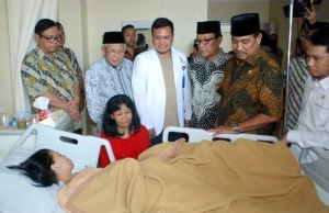 Wakil Ketua DPD RI Kunjungi Korban Bom  Bunuh Diri di Rumah Sakit