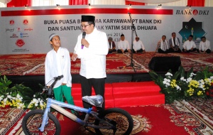 BANK DKI SERAHKAN SANTUNAN
