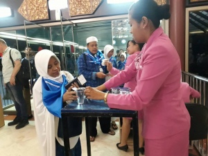 JAS Sambut Ramadhan Lewat Bagi-Bagi Kurma Ke Penumpang