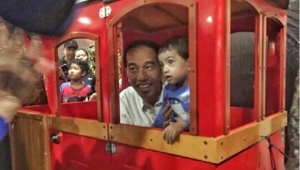 Gaya Presiden Jokowi Menghibur Cucunya