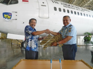 Lion Group Serahkan Pesawat 737-400 ke TNI AU