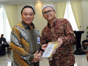 PENGHARGAAN BADAN PUBLIK DAN KETERBUKAAN INFORMASI PUBLIK