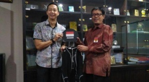 Topi dan Celana  Bersejarah Richard Sambera Masuk Museum Olahraga Nasional