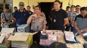 Polisi Geledah Kantor TKBM Komura Samarinda dan Menyita Uang Tunai Rp 6,1 Miliar