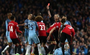 Diwarnai Kartu Merah dan Gol Dianulir, Duel Manchester Imbang