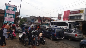 Akses Objek Wisata Kebun Binatang Ragunan dan Cimelati Padat Merayap