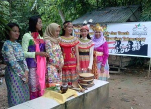 

Keturunan Raja
Sukadana Pimpin Prosesi Pengambilan Tanah GPN Kayong Utara 

