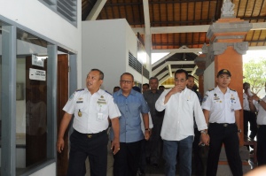 Menhub Himbau Gubernur Bali Berikan Law<i style=