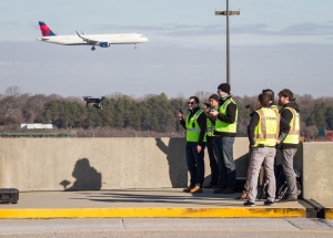Pertama Kalinya, FAA Ijinkan Drone Terbang Di Bandara