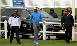 Kejang Lagi, Tiger Woods Mundur Dari Dubai Desert Classic
