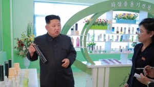 Kim Jong-un Kunjungi Pabrik Kosmetik Bersama Istri
