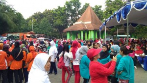 Ribuan Warga Berkumpul di Kecamatan  Pasar Minggu 