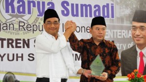 Menhub Janjikan Beasiswa Para Santri Syamsul Ulum 