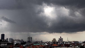 Jabodetabek Hujan Disertai Angin dan Petir