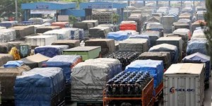  Truk Angkutan Barang Sumbu Tiga Keatas Dibatasi
