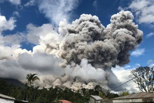 Sinabung  Kembali Meletus, Muntahkan Matrial dan Asap Tebal