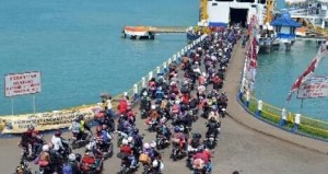 Kendaraan Bermotor  Melintas di Penyeberangan Merak Mencapai 10.591 Unit