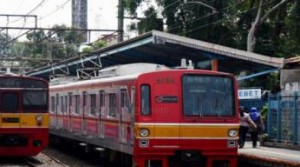 Ribuan Penumpang KRL Padati Stasiun Rangkasbitung 