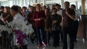 Mengenakan Kaos Lengan Panjang dan Sepatu Olah Raga, Presiden Jokowi Resmikan KA Bandara