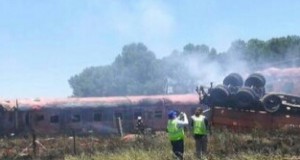 Kereta Padat Penumpang  Tabrak Truk, 12 Tewas