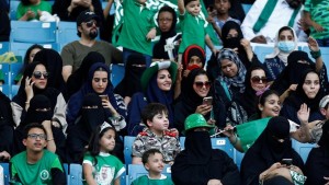 Pertama Kalinya, Wanita Saudi Masuk Stadion Nonton Sepak Bola