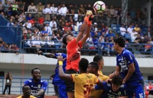 Pelatih Persib Bandung Buru Penyerang Dan Pemain Belakang